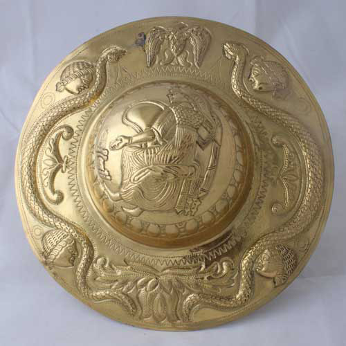 Decoración de escudo dorado